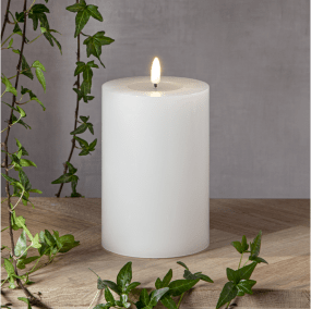 LED Vela Pilar Flamme Flow Big Blanco De Star Trading - Flamme Flow Big es una vela de bloque con llama natural y un tiempo de combustión de aproximadamente 2500 horas.