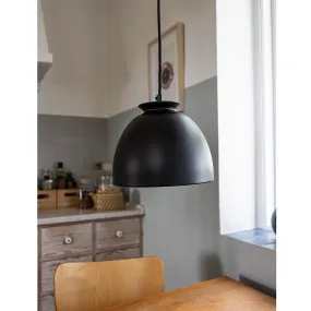 Bloom Ø23 Negro De Superliving - Con formas suaves y un diseño sencillo, esta lámpara encaja perfectamente encima de la mesa de la cocina o del comedor.
