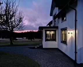 Arnäs acero galvanizado lámpara de exterior De Westal - La l&aacute;mpara de pared Arns es una l&aacute;mpara elegante con un patr&oacute;n de luz redondo y una pantalla de vidrio transparente que rodea la fuente de luz.