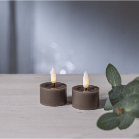 LED Vela Tipo Tealight Flamme Flow Marrón De Star Trading - La l&aacute;mpara tiene un hueco brillante debajo de la misma, esta superficie parece cera l&iacute;quida, que junto con la l&aacute;mpara de llama realista en luz blanca c&aacute;lida hace que la luz sea a&uacute;n m&aacute;s realista.