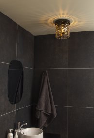 Claudia Ø20 Cromo negro lámpara de baño De Aneta Lighting - La l&aacute;mpara est&aacute; montada directamente en el techo y una pantalla de cristal ahumado rodea la fuente de luz para crear una iluminaci&oacute;n atmosf&eacute;rica.