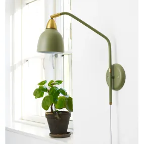 Urban 40cm Verde oliva lámpara de pared De Superliving - Los elegantes detalles de latón y el acabado verde oliva mate crean una apariencia sofisticada que se adapta perfectamente al dormitorio, la sala de estar o el rincón de lectura.