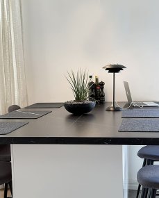 Epsilon 37cm Negro portátil De Aneta Lighting - Epsilon es una elegante l&aacute;mpara de mesa port&aacute;til para interiores con un dise&ntilde;o atemporal y un regulador t&aacute;ctil discretamente fijado a la base.