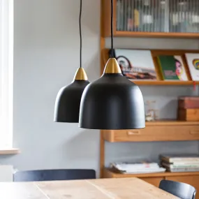 Urban Ø24 Negro Lámpas de techo De Superliving - Con su forma &uacute;nica y materiales de alta calidad, Urban no es solo una soluci&oacute;n de iluminaci&oacute;n: se convertir&aacute; en un &iacute;cono del dise&ntilde;o en su interior.