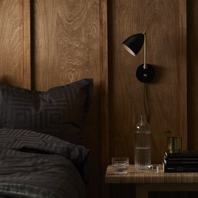 Deluxe Negro lámpara de lectura De Belid - El aplique de pared Deluxe tiene un dise&ntilde;o sencillo y de buen gusto fabricado en metal y es parte de una familia de iluminaci&oacute;n que incluye l&aacute;mparas de pie y de mesa con la misma apariencia elegante.