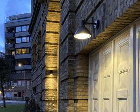 Ark Mini Antracita De Westal - La lámpara de pared Ark Mini es una lámpara de pared con downlight antideslumbrante fabricada en aluminio cromado y con recubrimiento de polvo y con protección antideslumbrante de PET-G.