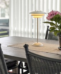 Epsilon 37cm Blanco portátil De Aneta Lighting - Epsilon es una elegante l&aacute;mpara de mesa port&aacute;til para interiores con un dise&ntilde;o atemporal y un regulador t&aacute;ctil discretamente fijado a la base.