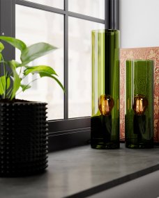 Flake 40cm Verde lámpara de mesa De By Rydéns - Con su elegante vidrio cil&iacute;ndrico y disponibilidad en colores de moda como &aacute;mbar oscuro y verde, Flake es la l&aacute;mpara perfecta para aportar estilo y atm&oacute;sfera a tu hogar.