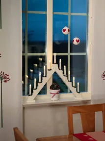 Candelabra 11 Lights Blanco De Konstsmide - Con sus 11 velas en forma trapezoidal cl&aacute;sica y pu&ntilde;os decorativos, crea un ambiente c&aacute;lido y festivo en el hogar.