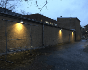 Ark Mini Gris lámpara de exterior De Westal - La lámpara de pared Ark Mini es una lámpara de pared con downlight antideslumbrante fabricada en aluminio cromado y con recubrimiento de polvo y con protección antideslumbrante de PET-G.