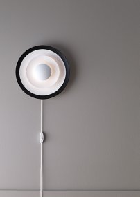 Diablo Ø30 Negro lámpara de pared De Belid - Diablo es una familia de l&aacute;mparas que ofrece l&aacute;mparas colgantes, de pie, de mesa y de pared con un dise&ntilde;o cl&aacute;sico.