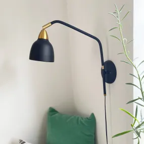 Urban 40cm Negro lámpara de pared De Superliving - Los elegantes detalles de latón y el acabado negro mate crean una apariencia sofisticada que se adapta perfectamente al dormitorio, la sala de estar o el rincón de lectura.