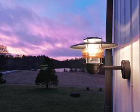 Arnäs Cobre oxidado lámpara de exterior De Westal - La lámpara de pared Arns es una lámpara elegante con un patrón de luz redondo y una pantalla de vidrio transparente que rodea la fuente de luz.