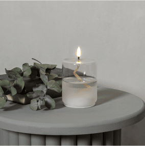 Farol Flamme Float Transparente De Star Trading - Flame Float es una vela con recipiente de vidrio con cera transparente en su interior, dando la sensaci&oacute;n de una vela de aceite con la mecha flotando.