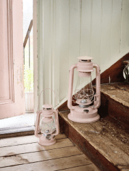 Storm Lantern small Rosa De Strömshaga - Una l&aacute;mpara de queroseno de dise&ntilde;o cl&aacute;sico que constituye un bello detalle interior y difunde una bella luz tanto en interiores como en exteriores.