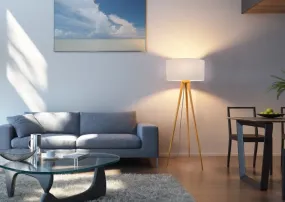 Stabilo Naturaleza lámpara de pie De Globo Lighting - &nbsp;Den stilrena stommen i brunt tr&auml; tillsammans med den vita textilsk&auml;rmen skapar en harmonisk och tidl&ouml;s look som sm&auml;lter in i b&aring;de klassiska och moderna interi&ouml;rer.