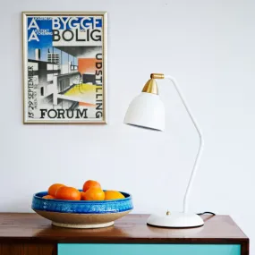 Urban 45cm Blanco lámpara de escritorio De Superliving - Dale vida a tu espacio de trabajo con la lámpara de escritorio Urban en un elegante color blanco mate con detalles de latón.