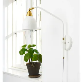 Urban 40cm Blanco lámpara de pared De Superliving - Los elegantes detalles de lat&oacute;n y el acabado blanco mate crean una apariencia sofisticada que se adapta perfectamente al dormitorio, la sala de estar o el rinc&oacute;n de lectura.