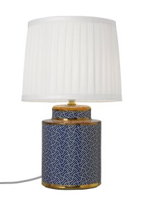 Maze 40cm Azul lámpara de mesa De Cottex - La l&aacute;mpara de mesa de cer&aacute;mica Maze presenta un elegante patr&oacute;n azul y blanco con exclusivos detalles dorados que le dan un toque sofisticado.