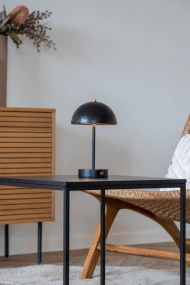 Holt LED 25cm Negro portátil De House of Nordic - De klassiska formen i svart metall med detaljer i m&auml;ssing bidrar med en harmonisk atmosf&auml;r till rummet.
