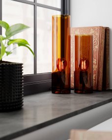 Flake 40cm Ámbar lámpara de mesa De By Rydéns - Con su elegante vidrio cil&iacute;ndrico y disponibilidad en colores de moda como &aacute;mbar oscuro, blanco y verde, Flake es la l&aacute;mpara perfecta para aportar estilo y atm&oacute;sfera a tu hogar.