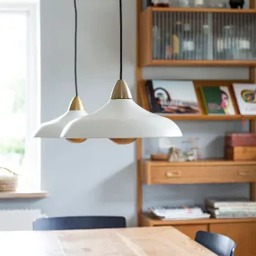 Urban Wide Ø36 Blanco De Superliving - Embellece tu hogar con la moderna lámpara colgante Urban Wide, una elegante combinación de acabado blanco mate y elegantes detalles de latón.