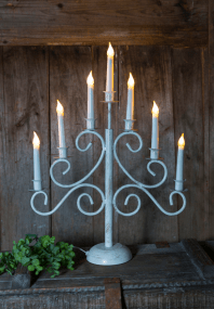 Smide 7 Blanco De Pixie Design - Un elegante y r&uacute;stico candelabro de hierro forjado con siete brazos, en una elegante combinaci&oacute;n de blanco y oro antiguo.