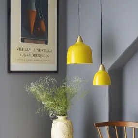 Urban Mini Ø15 Amarillo Lámpas de techo De Superliving - A pesar de su menor tamaño, Urban Mini ofrece una distribución de luz impresionante y queda tan bien encima de la encimera de la cocina como en un acogedor rincón de lectura.