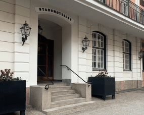 Eriksberg Cobre oxidado lámpara de exterior De Westal - La linterna tiene una parte inferior de hierro forjado negro antiguo y una parte superior de cobre muy oxidado, lo que le confiere un diseño elegante y atemporal.