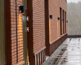 Magnum I Negro lámpara de exterior De Westal - Este aplique de pared con downlight está fabricado en aluminio anodizado y recubierto de polvo negro.