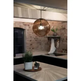 Fengari Ø35 Ámbar Lámpas de techo De Markslöjd - Colóquelos sobre una mesa de café redonda o cuelgue varios en fila sobre una mesa de comedor más larga.