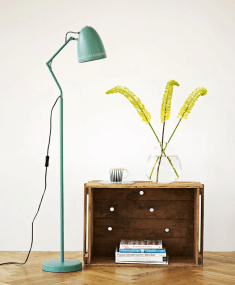 Dynamo 1 Verde lámpara de pie De Superliving - La l&aacute;mpara de pie Dynamo, en metal mate verde/azul, es una soluci&oacute;n de iluminaci&oacute;n elegante y pr&aacute;ctica.