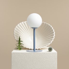 Pinne 35cm Azul lámpara de mesa De Artera - La esfera redonda de ópalo emite una luz suave y agradable, perfecta para crear un ambiente cálido y acogedor en la estancia.