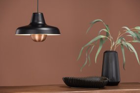 Högbyn Ø30 Negro Lámpas de techo De Venture Design - El detalle de cobre alrededor de la fuente de luz a&ntilde;ade un toque elegante y sofisticado que realmente destaca y es el toque final.
