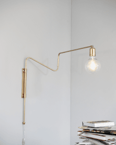 Swing 70cm Latón lámpara de pared De House Doctor - Swing de House Doctor es una hermosa l&aacute;mpara de pared con un aspecto innovador y hermoso en acabado de lat&oacute;n.