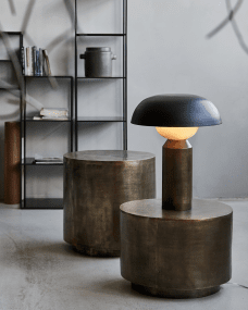 Big Fellow 55cm Latón antiguo lámpara de mesa De House Doctor - Aproveche al m&aacute;ximo su elegante dise&ntilde;o colocando la l&aacute;mpara de mesa en una mesa de oficina o auxiliar, donde no solo iluminar&aacute; la habitaci&oacute;n sino que tambi&eacute;n agregar&aacute; un toque moderno.