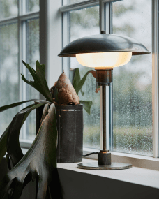 Boston 42cm Marrón antiguo lámpara de mesa De House Doctor - Es un clásico moderno con un toque industrial gracias al material de hierro y al tratamiento superficial de la pantalla y la base.