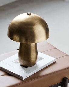 Roomie 33cm Latón antiguo lámpara de mesa De House Doctor - Añade un toque de elegancia a tu hogar con esta lámpara de mesa en acabado de latón antiguo.