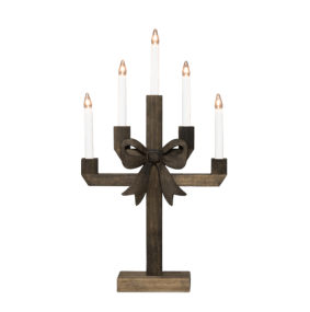 Kerstin mancha marrón De Pixie Design - Kerstin es un candelabro decorativo de madera te&ntilde;ida en marr&oacute;n oscuro, adornado con un gran lazo que le confiere un aspecto encantador y divertido.