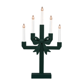 Kerstin verde oscuro De Pixie Design - Kerstin es un candelabro decorativo de madera, pintado en verde oscuro y adornado con un gran lazo, que le confiere un aspecto encantador y divertido.