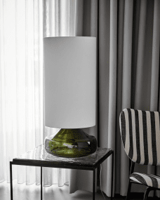 Matte 68cm Verde lámpara de mesa De House Doctor - Transforma tu hogar con esta elegante lámpara de mesa que combina una base de cristal verde con una pantalla de color crema claro.