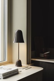 Blåklockan 50cm Marrón De Globen Lighting - El interior lacado en blanco proporciona una luz agradable, mientras que un sutil detalle de latón en la parte superior le añade un toque de elegancia.