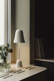 Blåklockan 50cm Blanco lámpara de mesa De Globen Lighting - El interior lacado en blanco proporciona una luz agradable, mientras que un sutil detalle de latón en la parte superior le añade un toque de elegancia.