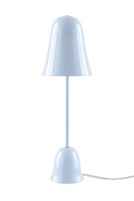 Blåklockan 50cm azul claro lámpara de mesa De Globen Lighting - La lámpara de mesa "Blue Bell" presenta un diseño elegante y atemporal, fabricada en hierro con un acabado lacado azul claro de alto brillo.