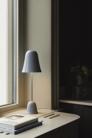 Blåklockan 50cm azul claro lámpara de mesa De Globen Lighting - La lámpara de mesa "Blue Bell" presenta un diseño elegante y atemporal, fabricada en hierro con un acabado lacado azul claro de alto brillo.