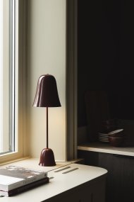 Blåklockan 50cm borgoña lámpara de mesa De Globen Lighting - El interior lacado en blanco proporciona una luz agradable, mientras que un sutil detalle de latón en la parte superior le añade un toque de elegancia.