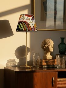 Julie 52cm Latón/multicolor lámpara de mesa De PR Home - Cuenta con una base de lat&oacute;n de hermosa forma, combinada con una pantalla ovalada decorativa de dise&ntilde;o cl&aacute;sico, creando una est&eacute;tica atemporal y armoniosa.