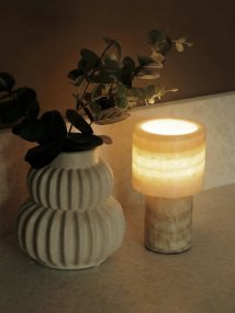 Lucie 16cm Naturaleza portátil De PR Home - La l&aacute;mpara de mesa recargable Lucie, con su acabado efecto m&aacute;rmol, es una l&aacute;mpara elegante y acogedora que emite una luz c&aacute;lida y agradable.