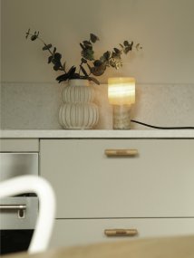 Lucie 16cm Naturaleza De PR Home - Queda perfecta junto a la ventana, sobre un escritorio en el recibidor o en una mesita auxiliar del sal&oacute;n, creando un brillo especial y un ambiente exclusivo.