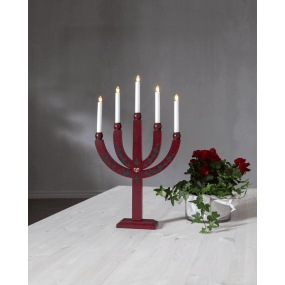 Elias Tradition ROJO De Star Trading - El candelabro de Adviento tiene 5 fuentes de luz que le dan al candelabro una iluminación acogedora y un ambiente navideño hogareño.